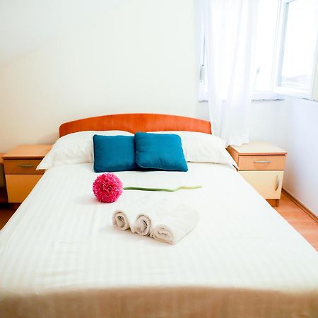 The Florens Residence Near The Beach With The Pool, Bbq And Kids Playground, Zadar Diklo Rum bild