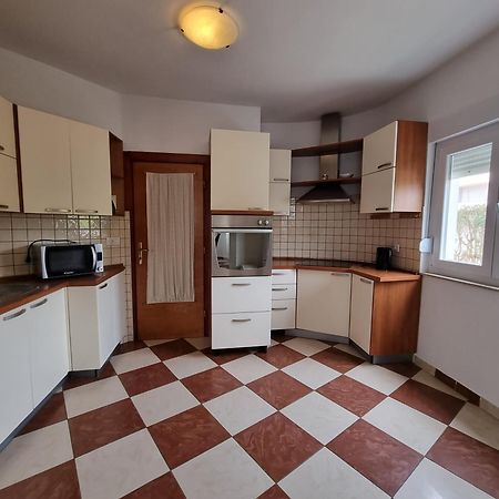 The Florens Residence Near The Beach With The Pool, Bbq And Kids Playground, Zadar Diklo Rum bild