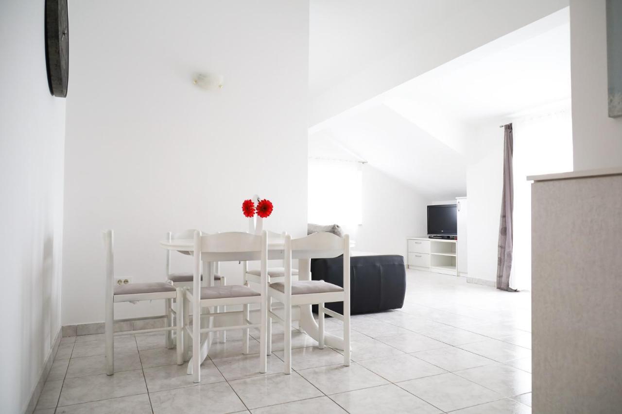 The Florens Residence Near The Beach With The Pool, Bbq And Kids Playground, Zadar Diklo Exteriör bild